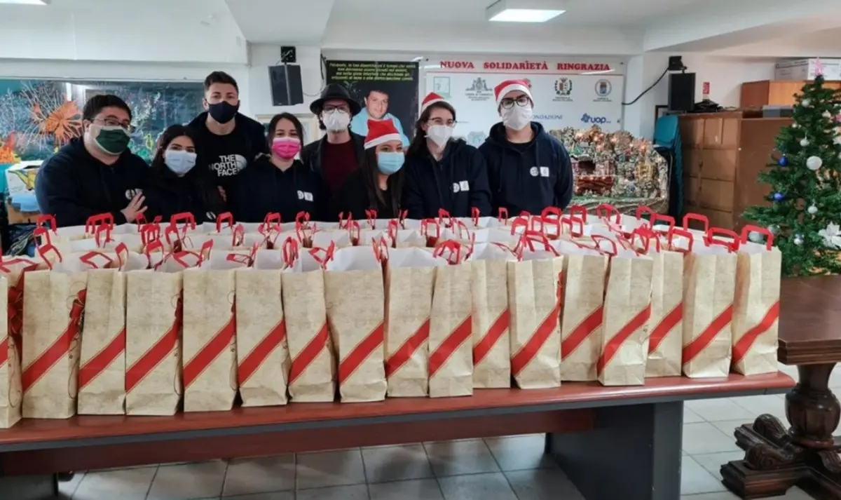 Il Covid non ferma la solidarietà a Reggio: pranzo natalizio d’asporto per le persone in difficoltà