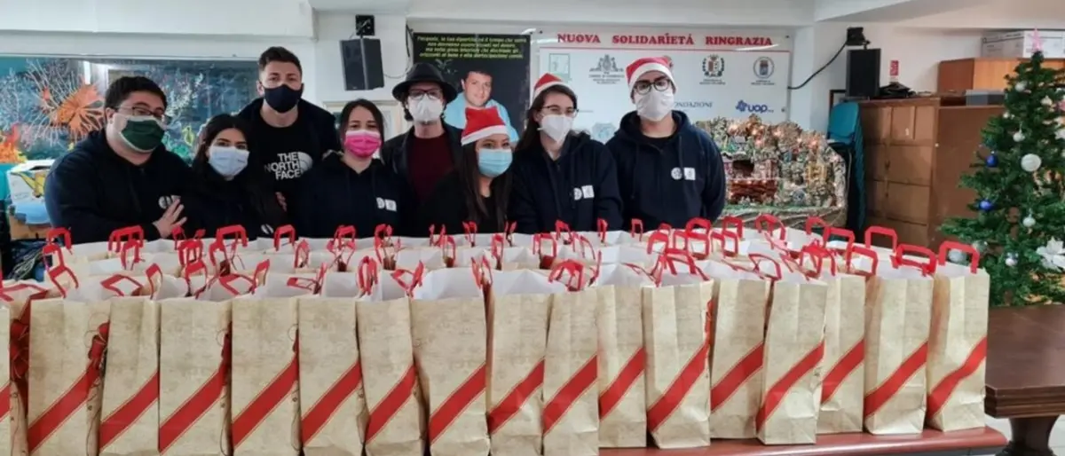 Il Covid non ferma la solidarietà a Reggio: pranzo natalizio d’asporto per le persone in difficoltà