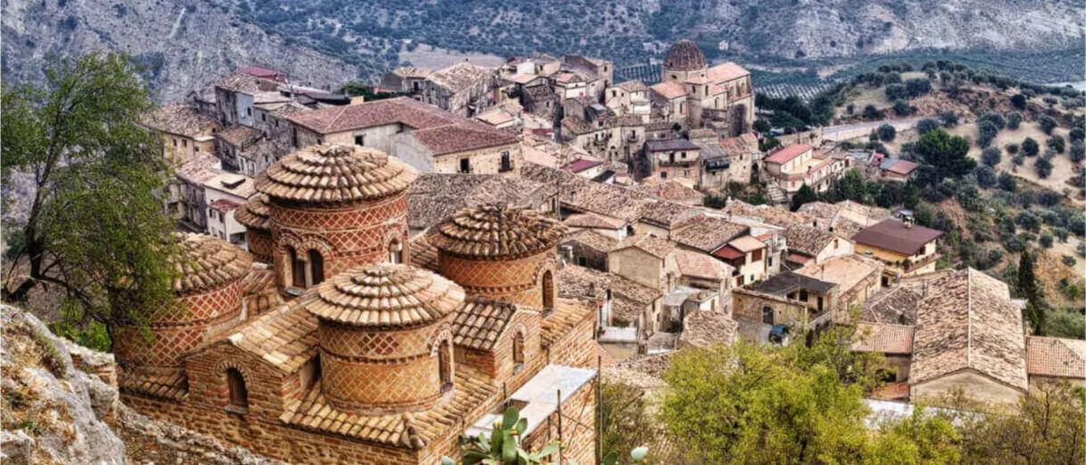 Impennata di contagi a Stilo, il sindaco anticipa la chiusura di negozi e bar