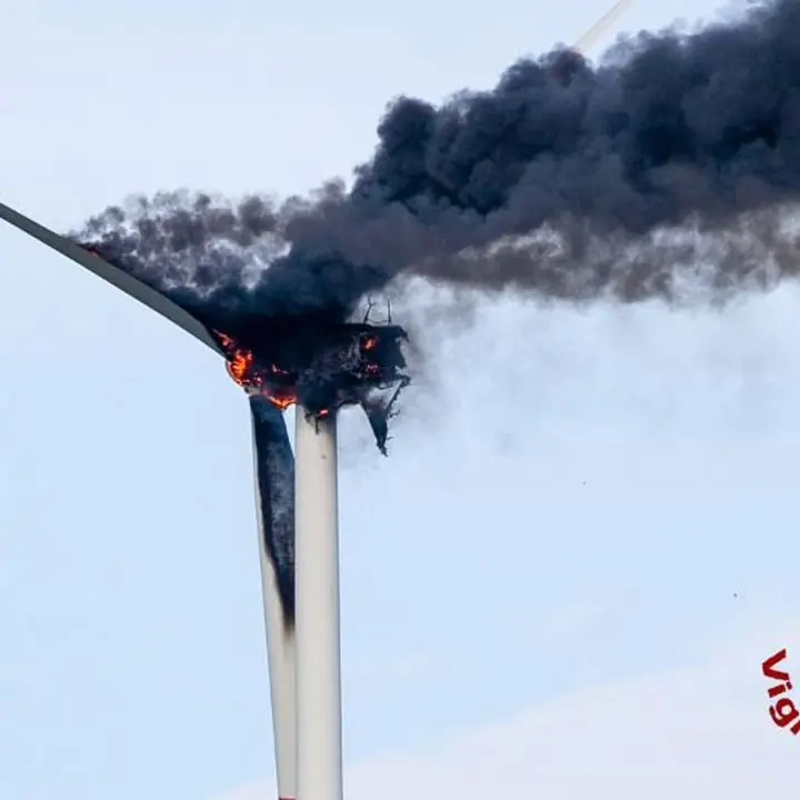 In fiamme pala eolica nel Crotonese, distrutta una turbina: rogo spento dai pompieri