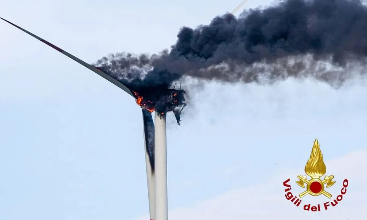 In fiamme pala eolica nel Crotonese, distrutta una turbina: rogo spento dai pompieri