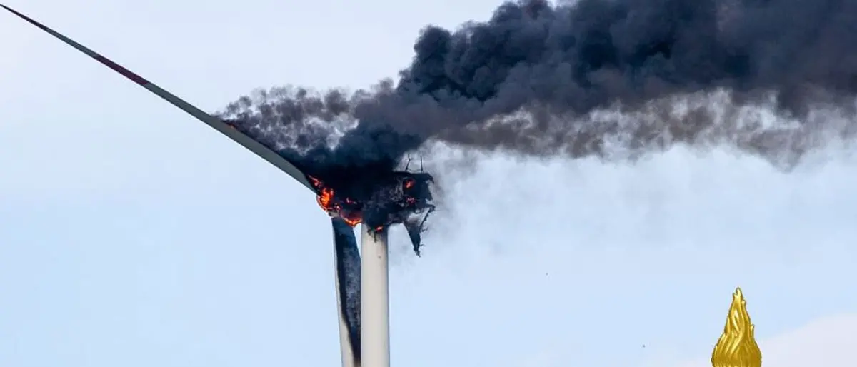 In fiamme pala eolica nel Crotonese, distrutta una turbina: rogo spento dai pompieri