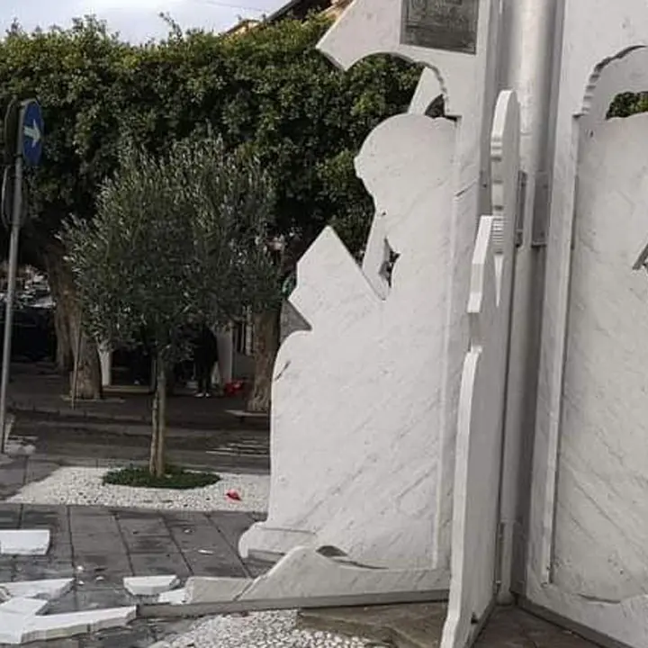 Crotone, dimentica di inserire il freno a mano e l’auto danneggia l’installazione dedicata a Pitagora