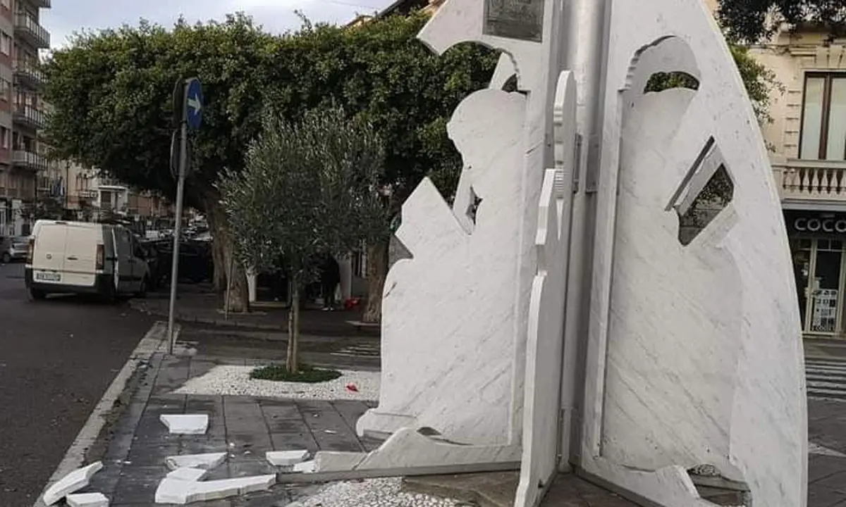 Crotone, dimentica di inserire il freno a mano e l’auto danneggia l’installazione dedicata a Pitagora