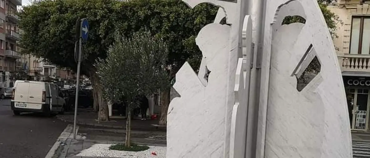 Crotone, dimentica di inserire il freno a mano e l’auto danneggia l’installazione dedicata a Pitagora