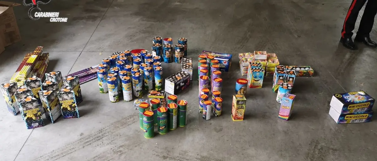 Oltre 40 chili di fuochi pirotecnici sequestrati nel Crotonese: denunciati due commercianti