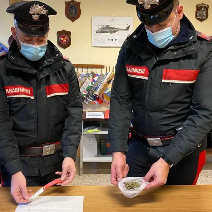 In auto marijuana, hashish e coltelli: denunciate 2 persone nel Crotonese