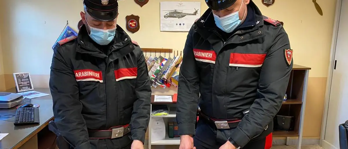 In auto marijuana, hashish e coltelli: denunciate 2 persone nel Crotonese