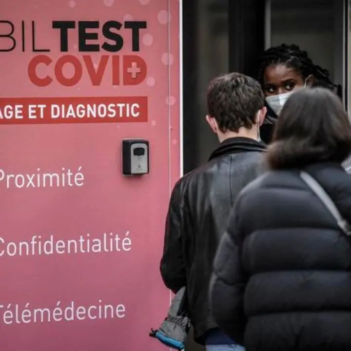 Covid, in Francia record europeo di contagi: «Omicron non è più un’ondata ma uno tsunami»