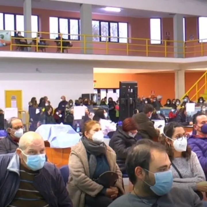 Salta il sistema di prenotazione all’hub di Corigliano Rossano, file di ore per vaccinarsi: è polemica
