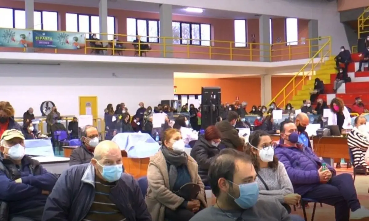 Salta il sistema di prenotazione all’hub di Corigliano Rossano, file di ore per vaccinarsi: è polemica