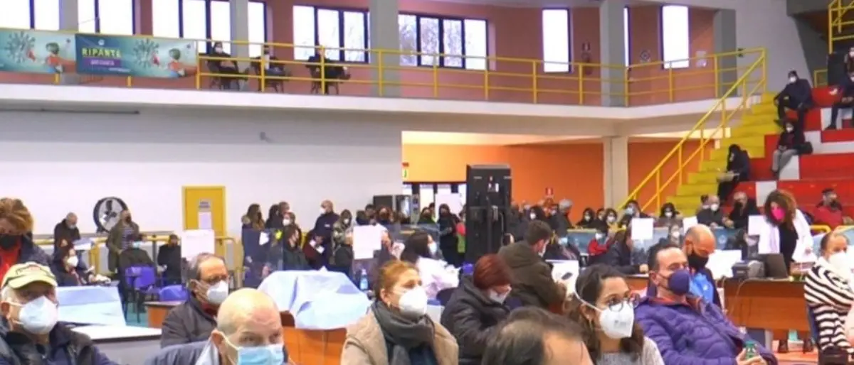 Salta il sistema di prenotazione all’hub di Corigliano Rossano, file di ore per vaccinarsi: è polemica