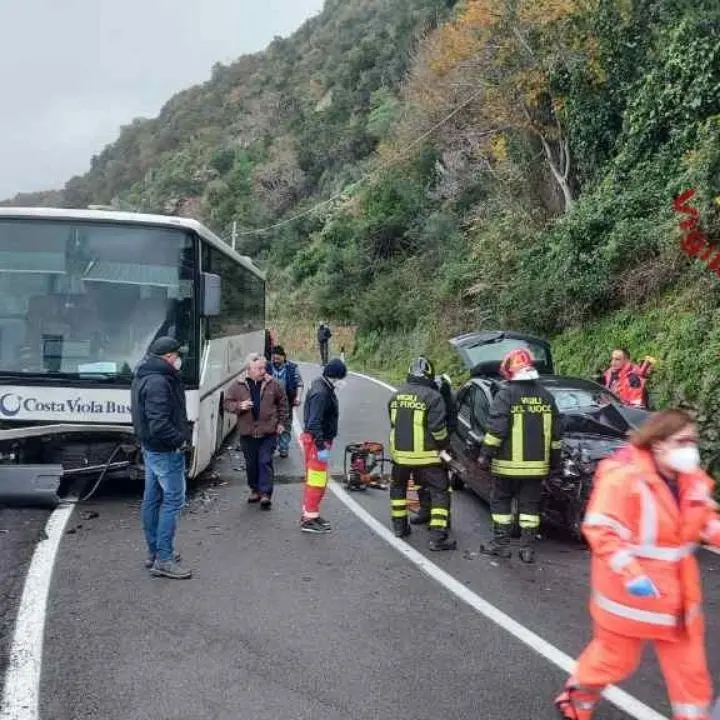Incidente sulla Ss 18 vicino nel Reggino, frontale tra un’auto e un pullman: un ferito