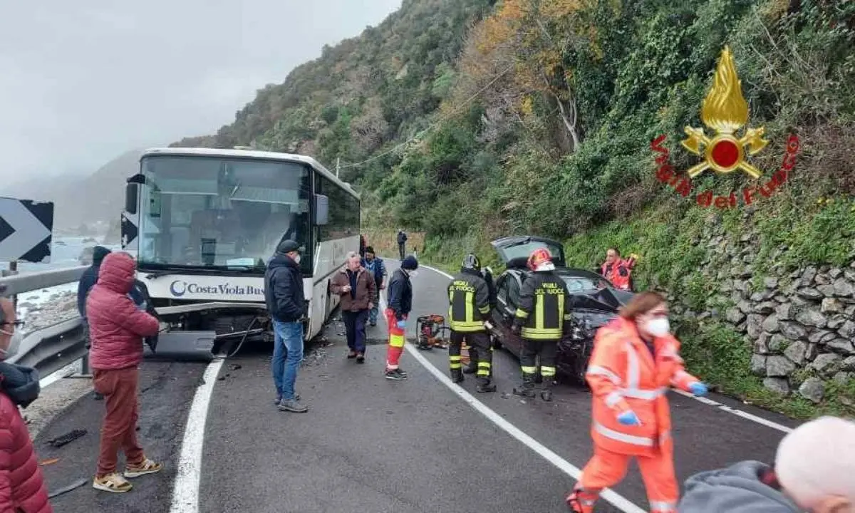 Incidente sulla Ss 18 vicino nel Reggino, frontale tra un’auto e un pullman: un ferito