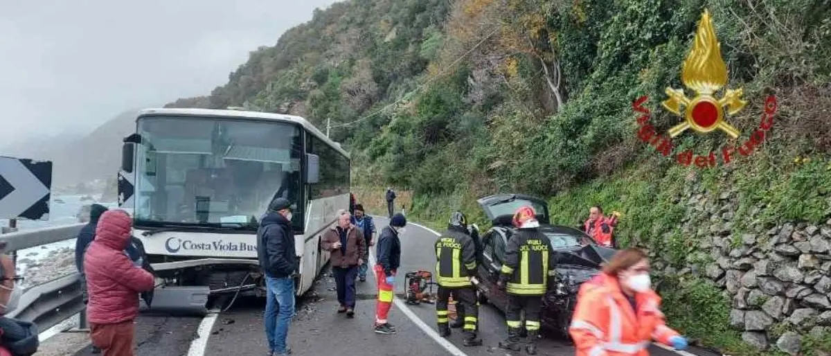 Incidente sulla Ss 18 vicino nel Reggino, frontale tra un’auto e un pullman: un ferito