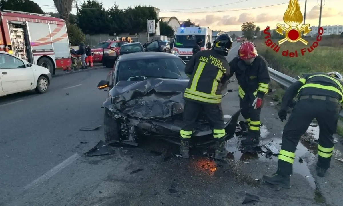 Scontro fra due auto sulla Statale 106: un ferito trasportato in ospedale