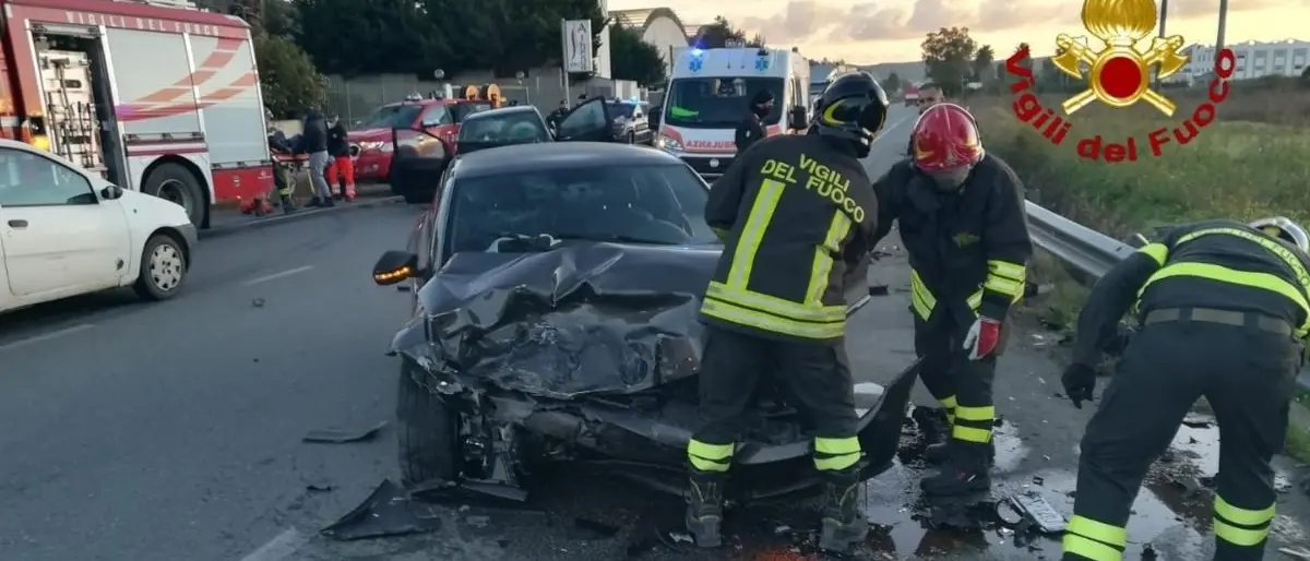 Scontro fra due auto sulla Statale 106: un ferito trasportato in ospedale