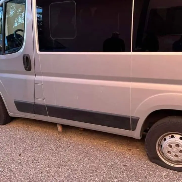 Isola Capo Rizzuto, squarcia le gomme a pulmino per disabili ma viene beccato dalle telecamere