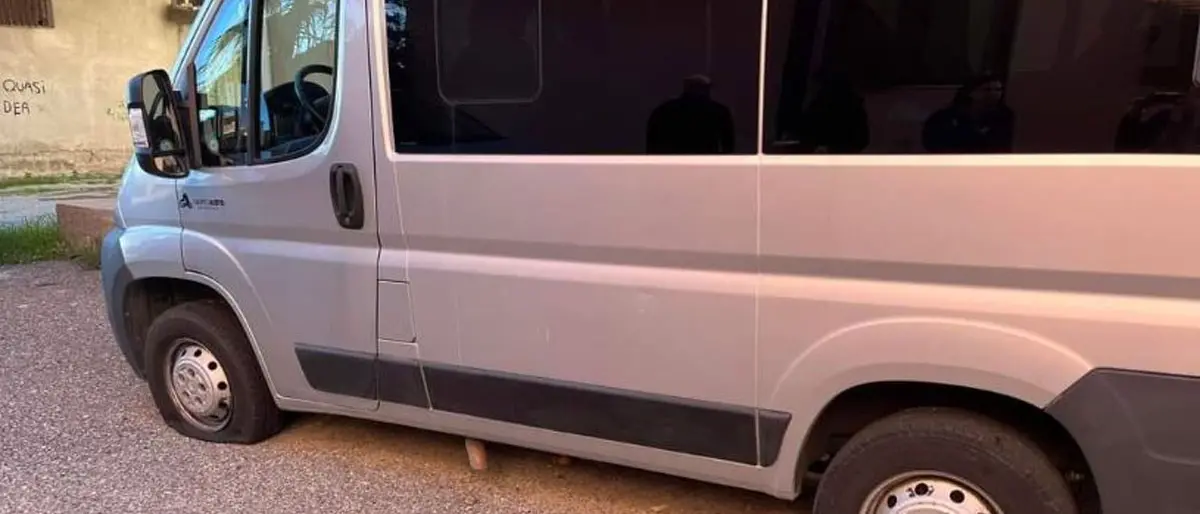 Isola Capo Rizzuto, squarcia le gomme a pulmino per disabili ma viene beccato dalle telecamere