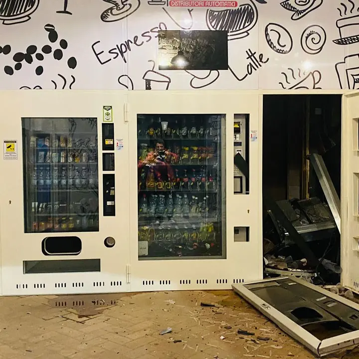 Crotone, danneggiati distributori automatici: indaga la polizia