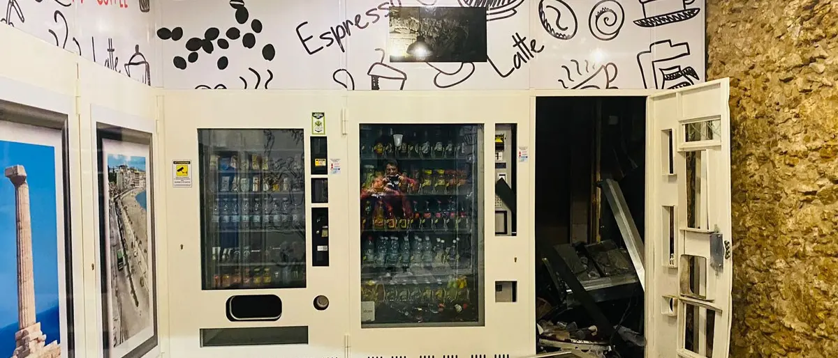 Crotone, danneggiati distributori automatici: indaga la polizia
