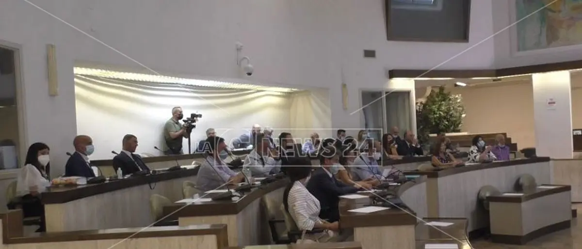 A Crotone è caos sulla sfiducia al sindaco, la minoranza: «Firme autentiche, da Voce false accuse»