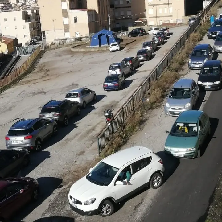 Lamezia, la fila per i tamponi blocca il centro storico di Nicastro