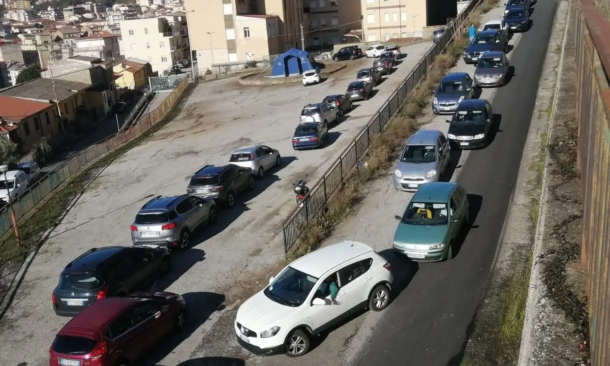 Lamezia, la fila per i tamponi blocca il centro storico di Nicastro