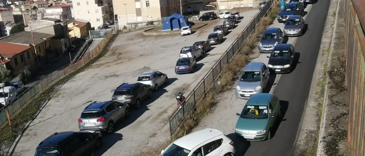 Lamezia, la fila per i tamponi blocca il centro storico di Nicastro