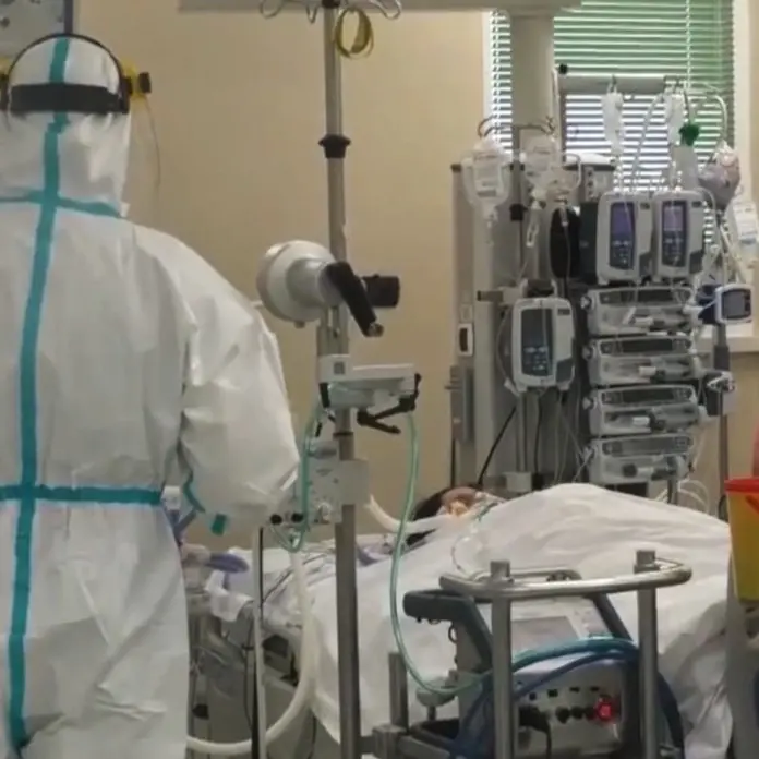Covid, l’ospedale di Reggio Calabria al collasso: posti letto esauriti e pazienti trasferiti fuori provincia
