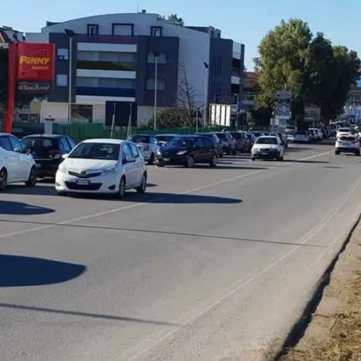 Auto con bimbi e anziani in fila da ore per un tampone, cittadini esasperati a Catanzaro: «È inaccettabile»