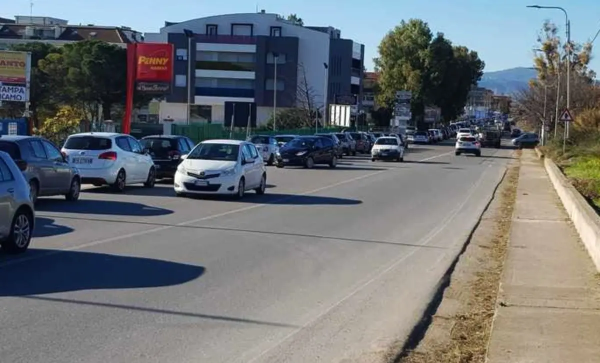 Auto con bimbi e anziani in fila da ore per un tampone, cittadini esasperati a Catanzaro: «È inaccettabile»