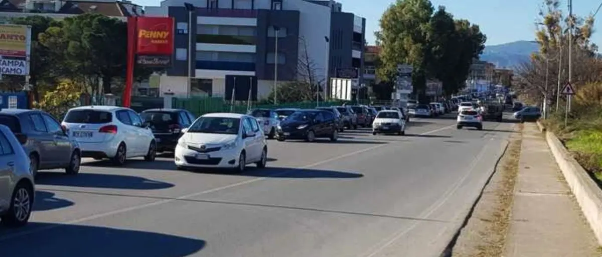 Auto con bimbi e anziani in fila da ore per un tampone, cittadini esasperati a Catanzaro: «È inaccettabile»