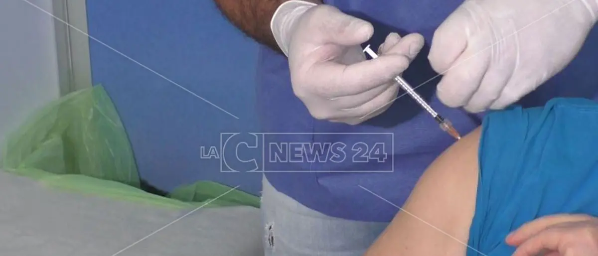 Fingeva di vaccinare i no-vax: arrestato medico in Toscana