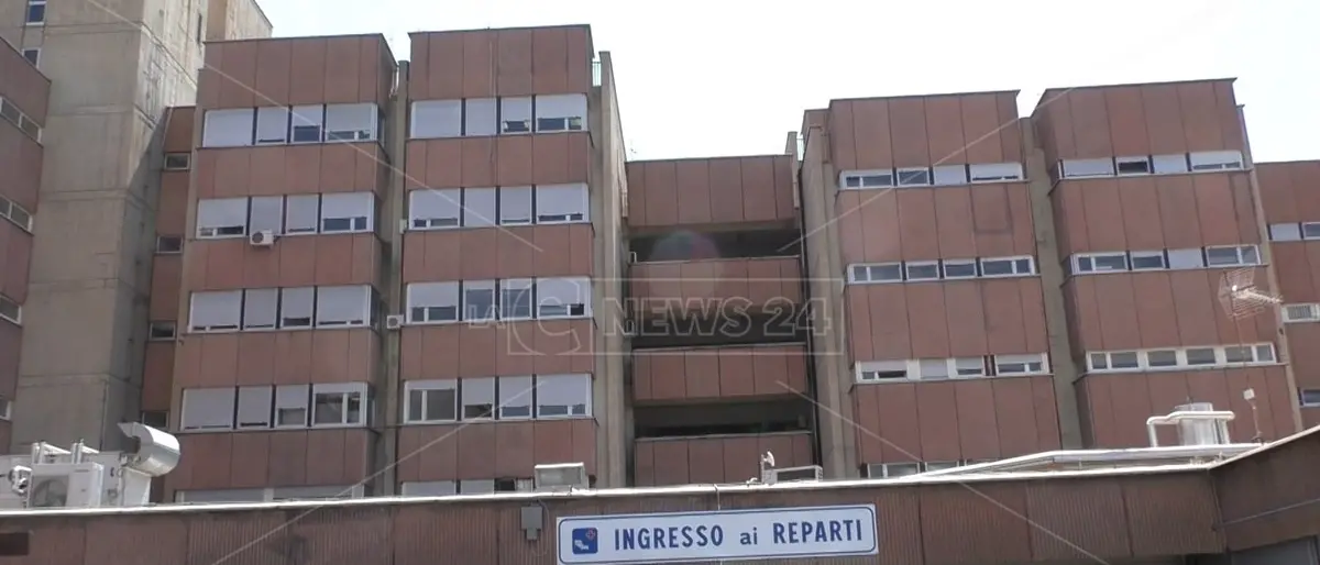 Reggio Calabria, focolaio Covid in ospedale: «Colpita Cardiologia, situazione sotto controllo»