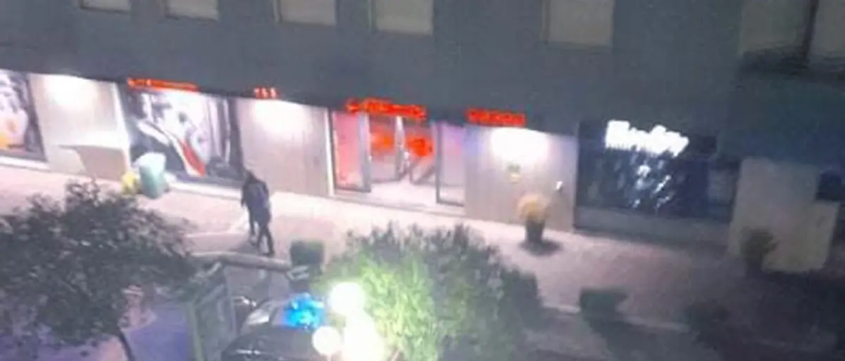 Tentato furto a Rende, sfondano vetrina con l’auto ma non trovano l’incasso