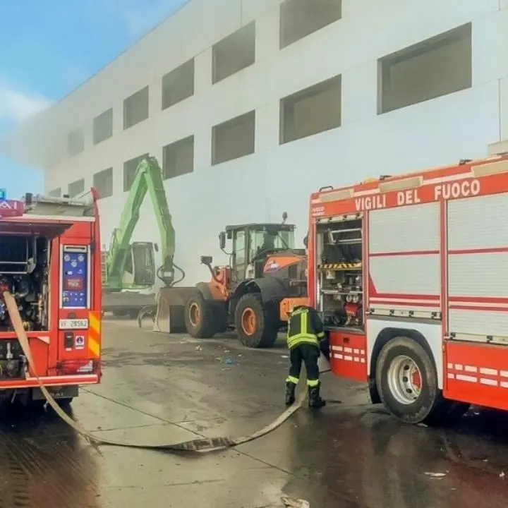 Incendio nel Cosentino, fiamme al centro di stoccaggio rifiuti Calabria Maceri di Rende