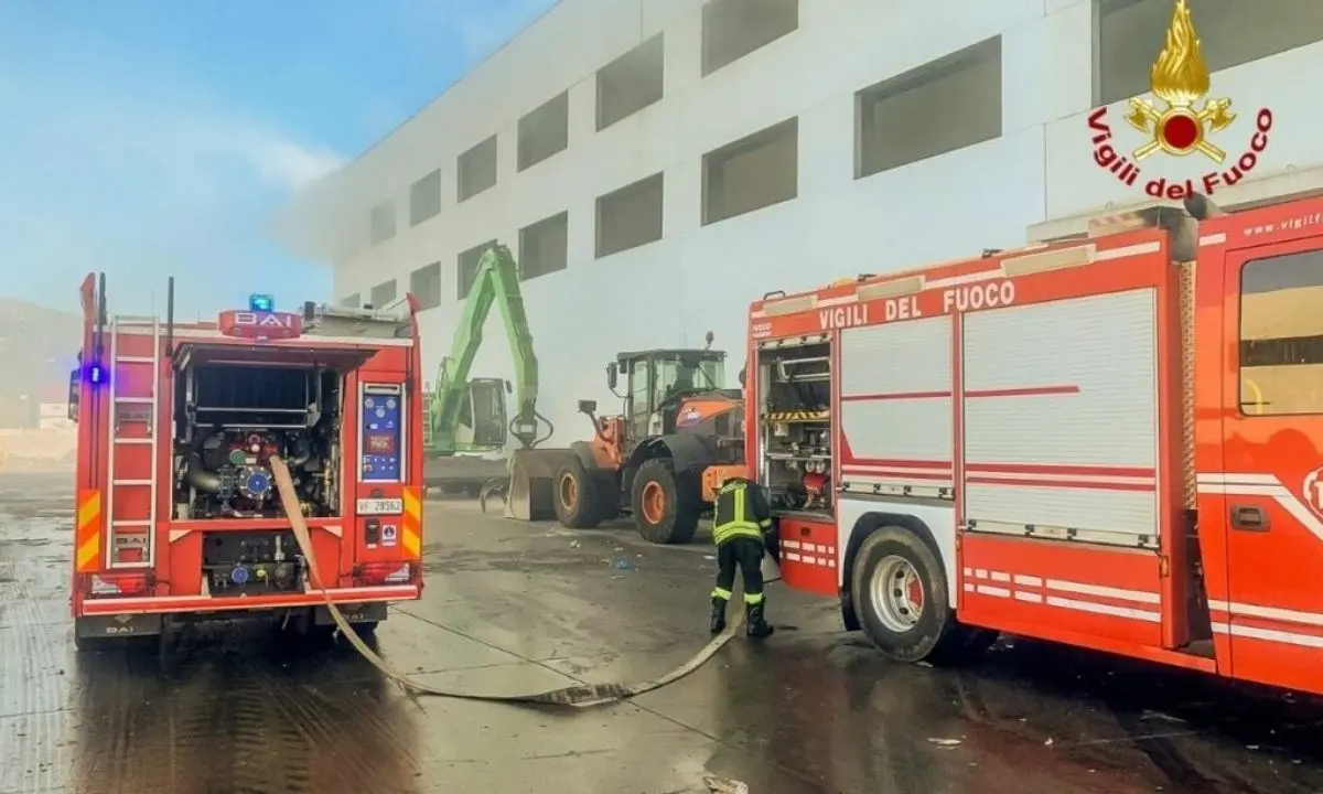 Incendio nel Cosentino, fiamme al centro di stoccaggio rifiuti Calabria Maceri di Rende