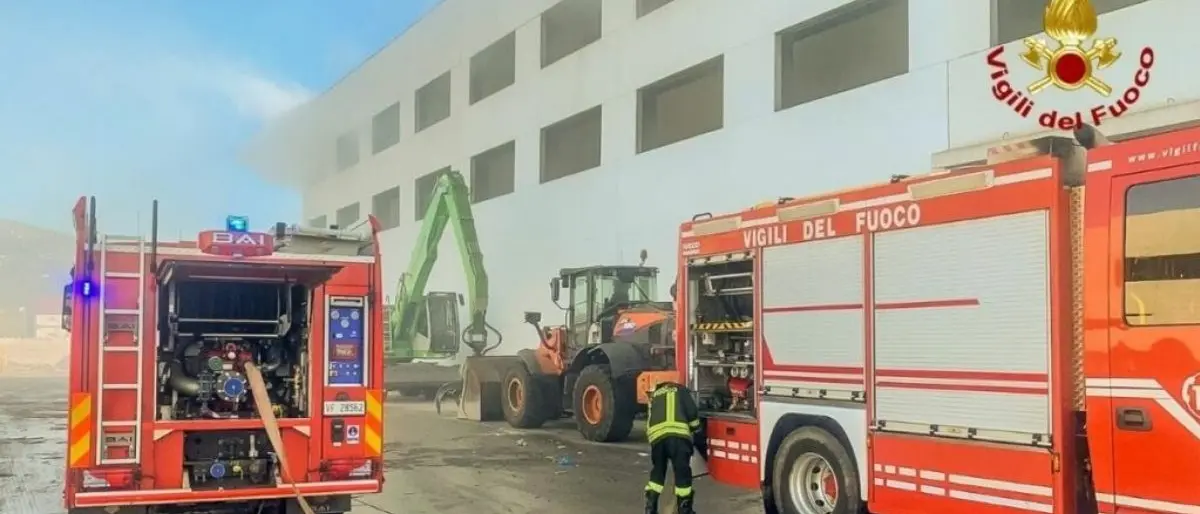 Incendio nel Cosentino, fiamme al centro di stoccaggio rifiuti Calabria Maceri di Rende
