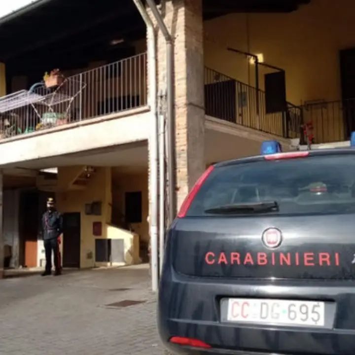 Uccide il figlio di 7 anni e poi tenta di accoltellare la moglie, fermato 40enne nel Varesotto