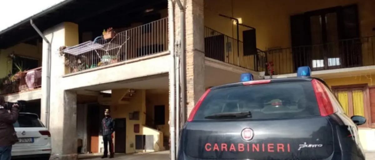 Uccide il figlio di 7 anni e poi tenta di accoltellare la moglie, fermato 40enne nel Varesotto