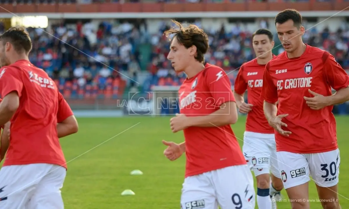 Crotone calcio, focolaio Covid tra i pitagorici: 11 positivi nel gruppo squadra