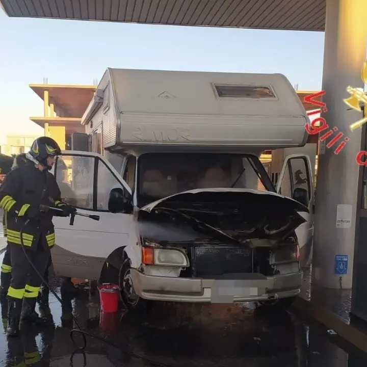 Incendio nel Crotonese, camper prende fuoco al distributore di benzina