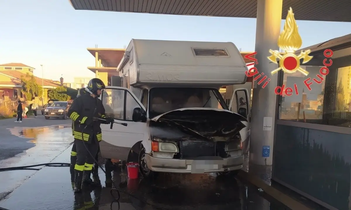 Incendio nel Crotonese, camper prende fuoco al distributore di benzina