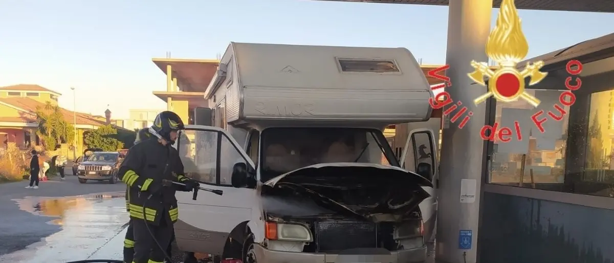 Incendio nel Crotonese, camper prende fuoco al distributore di benzina