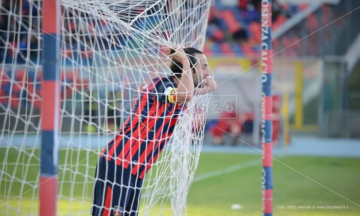 Cosenza Calcio, anche i rossoblù nella rete del Covid: tre tesserati positivi al virus