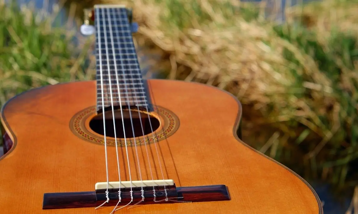 Scilla, la chitarra creata dal maestro liutaio Sergio Pugliesi che racconta l’amore eterno