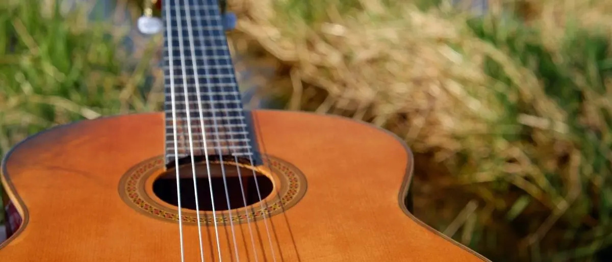 Scilla, la chitarra creata dal maestro liutaio Sergio Pugliesi che racconta l’amore eterno