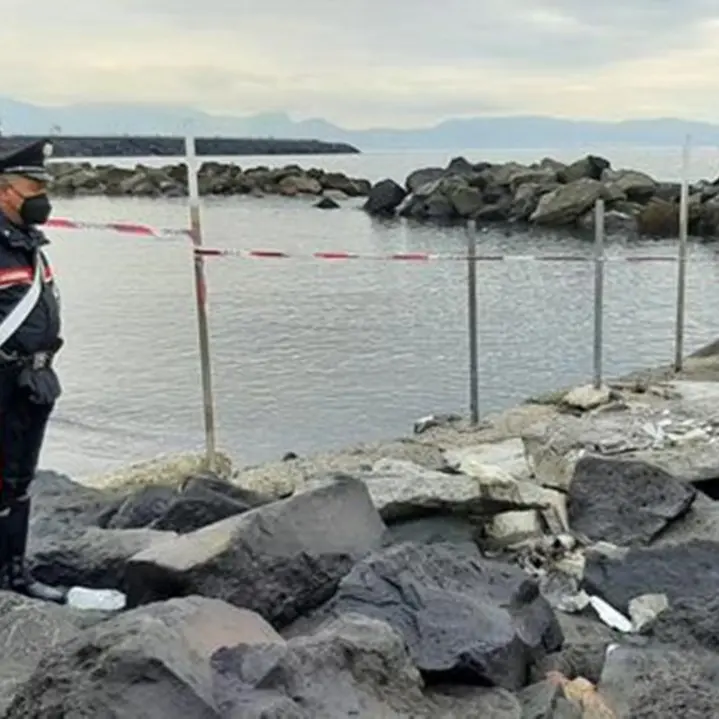 Bimbo annegato in mare a Torre del Greco, la mamma: «Sono stata io»