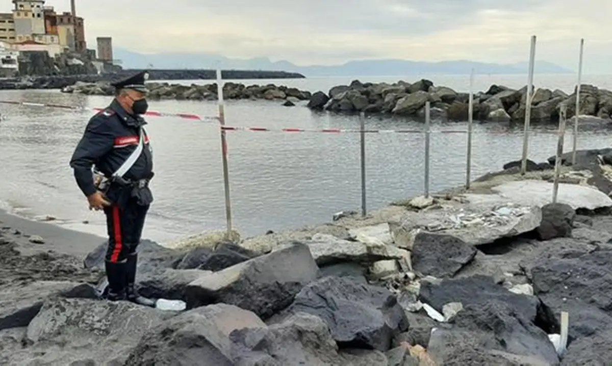 Bimbo annegato in mare a Torre del Greco, la mamma: «Sono stata io»